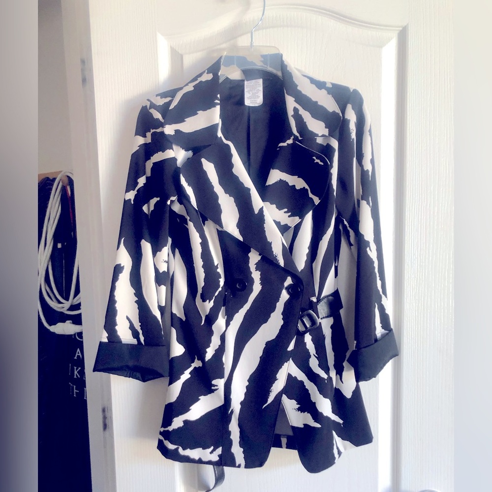 Light belted blazer/jacket with belt
